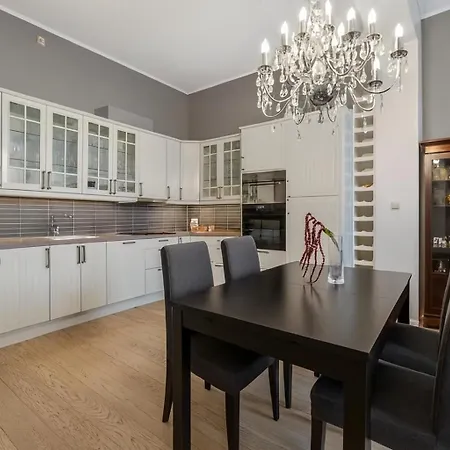 Nordic Luxury Near Downtown