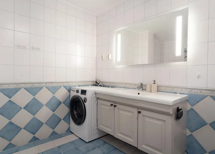 Nordic Luxury Near Downtown *